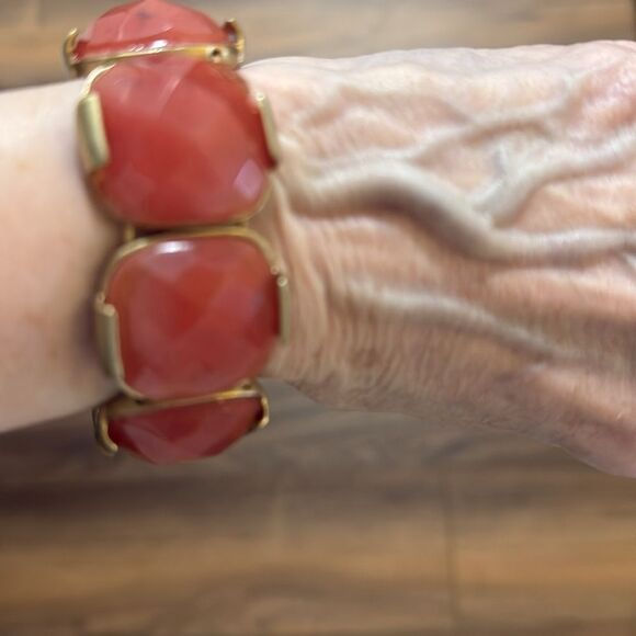 Faceted Agate Carnelian Gold-tone Stretch Bracelet & Clip on Earrings. - Picture 3 of 9